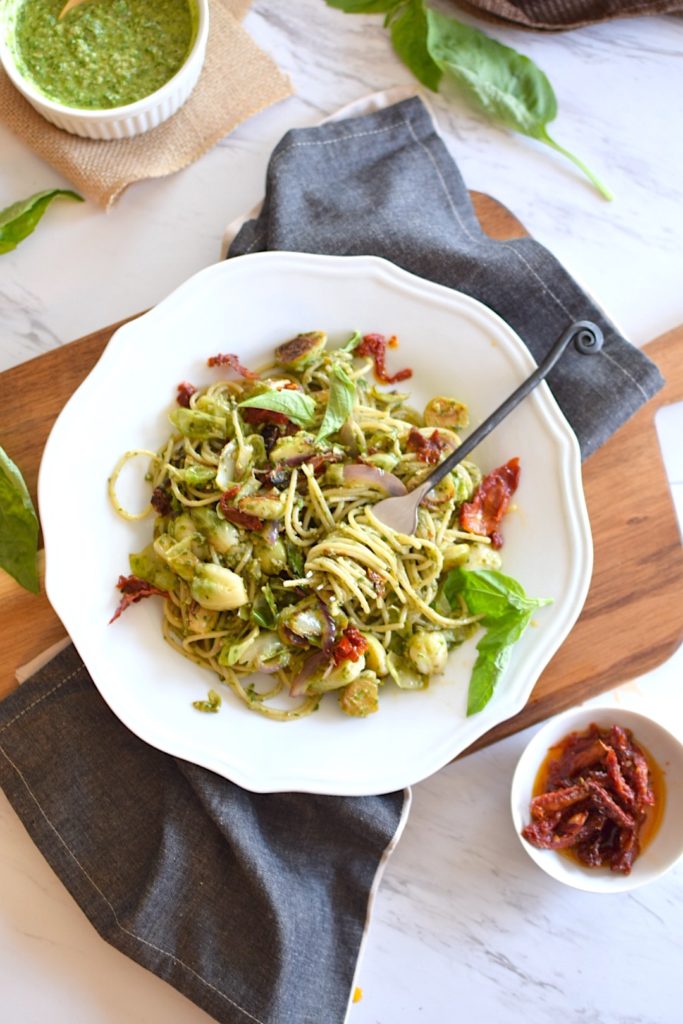 Healthy vegan pesto pasta