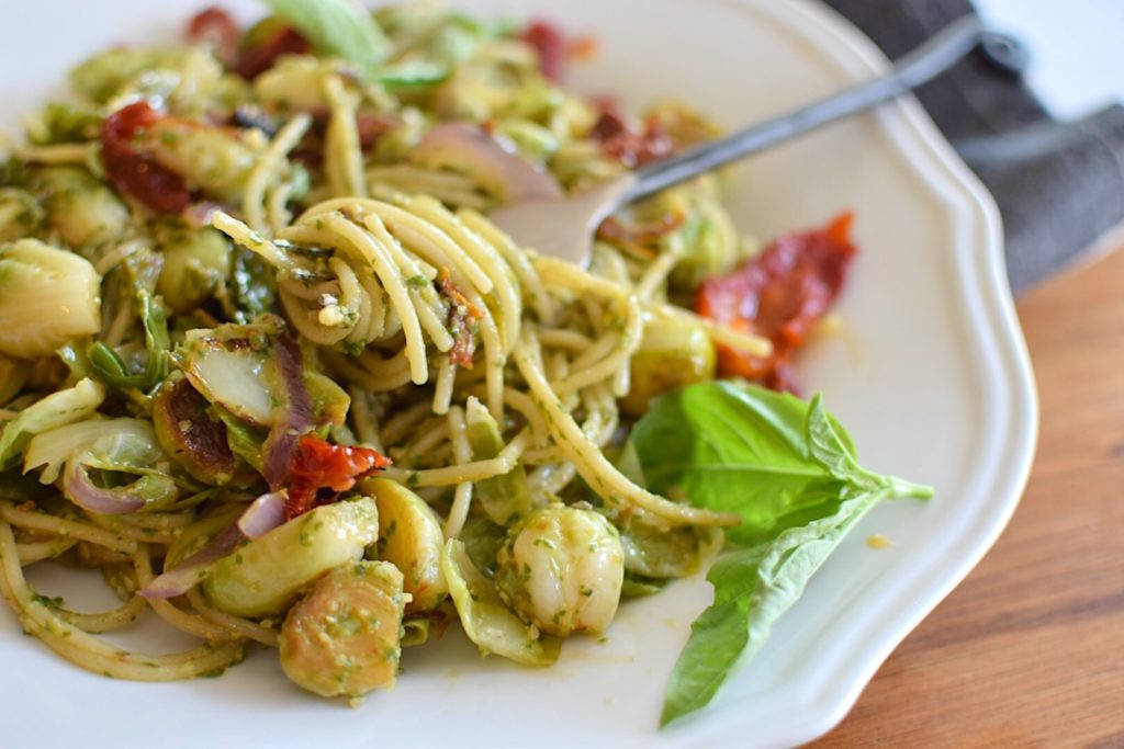 Healthy vegan pesto pasta