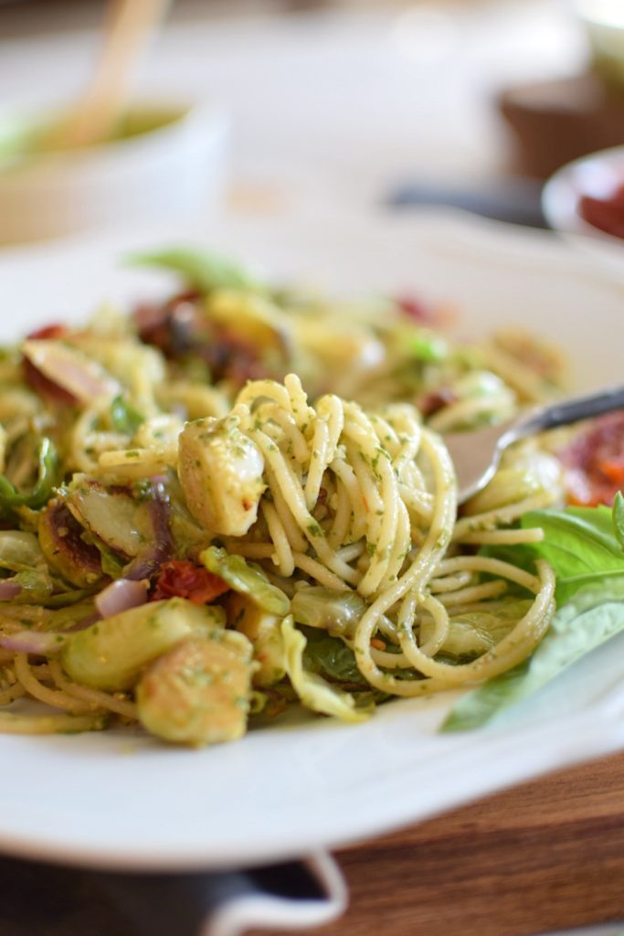 Healthy vegan pesto pasta