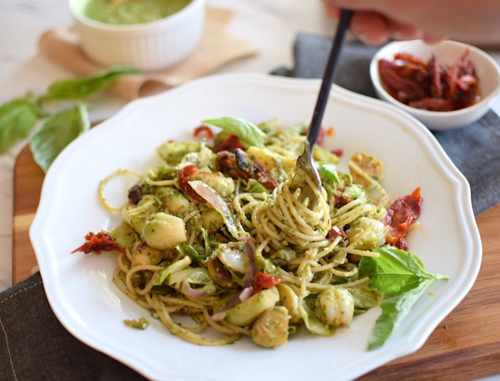 Healthy vegan pesto pasta